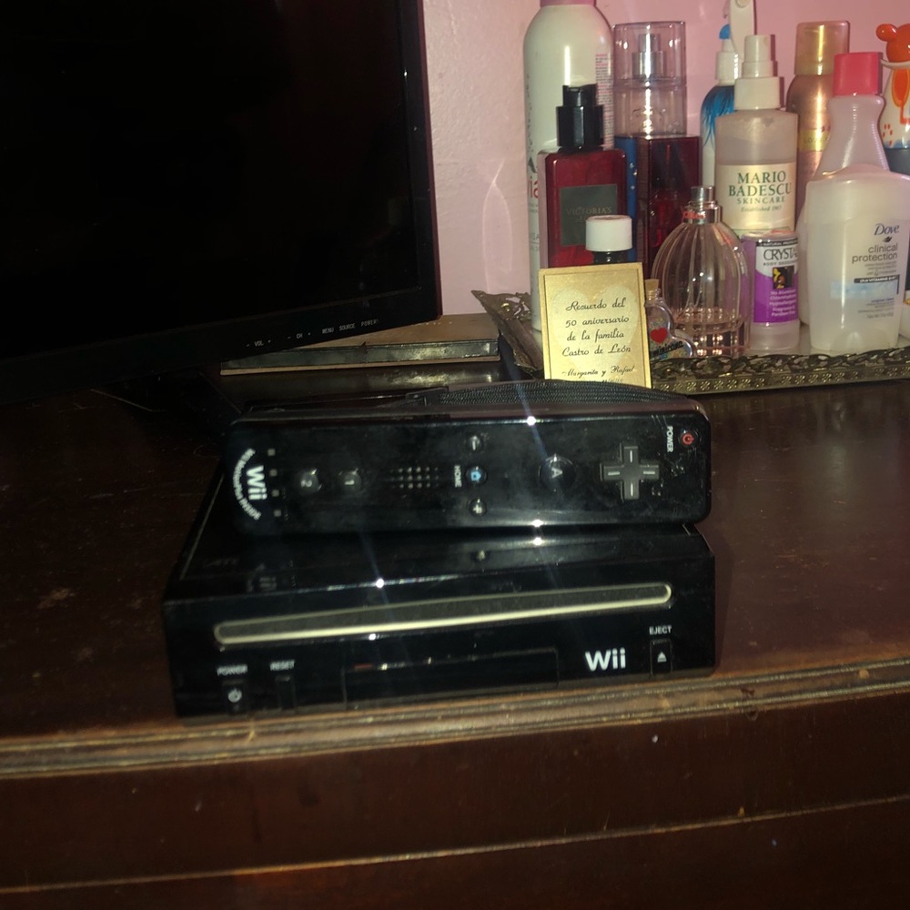 WII GAME SYSTEM BOX AND REMOTE